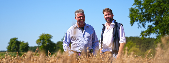 Ralf Weber und Friedemann Wecker im Haferfeld